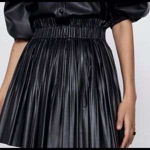 Zara  BLK  leatherette pleated mini skirt preowned
